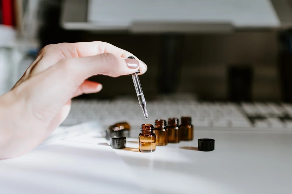 Essential oils applied along the spine in raindrop therapy